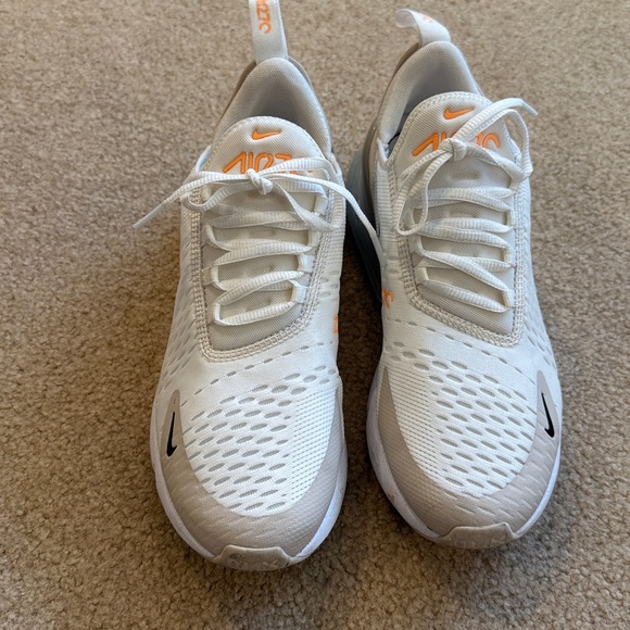 EUC Nike Air Max 270 Sneaker W 9.5 - Picture 2 of 4